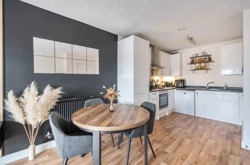 Alderson Grove, Hersham, Surrey, KT12 - image 3