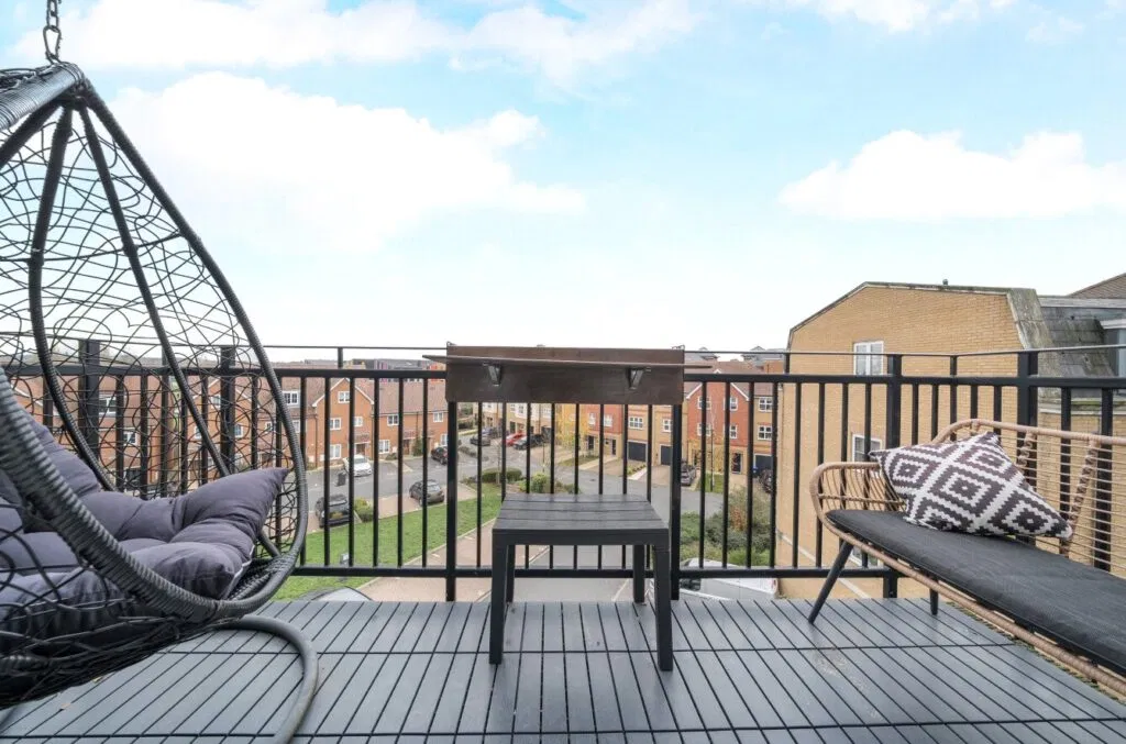 Alderson Grove, Hersham, Surrey, KT12 - image 4
