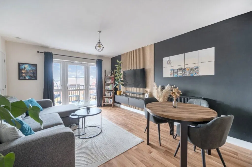Alderson Grove, Hersham, Surrey, KT12 - image 5