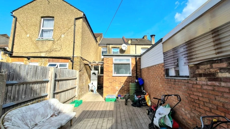 105 Harwoods Road, Watford, Hertfordshire WD18 7RL - image 13