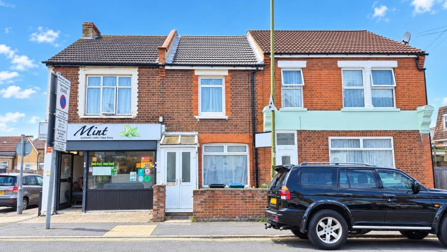 105 Harwoods Road, Watford, Hertfordshire WD18 7RL - image 1