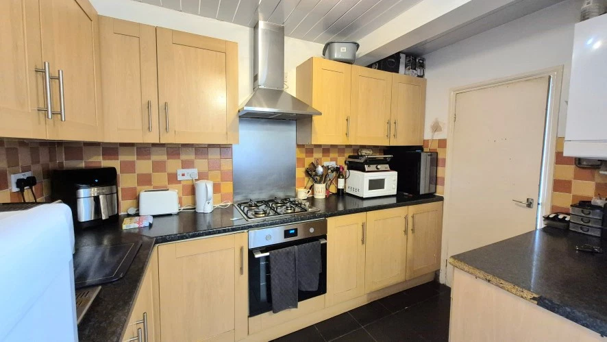 105 Harwoods Road, Watford, Hertfordshire WD18 7RL - image 5