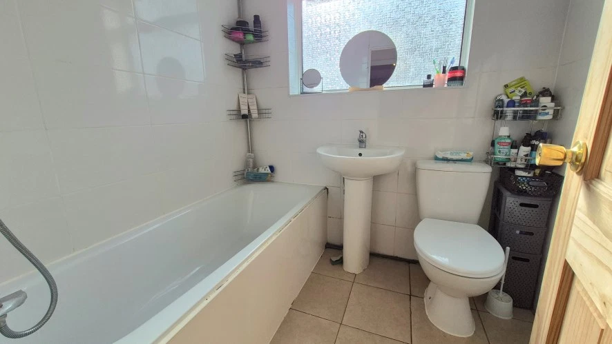 105 Harwoods Road, Watford, Hertfordshire WD18 7RL - image 8