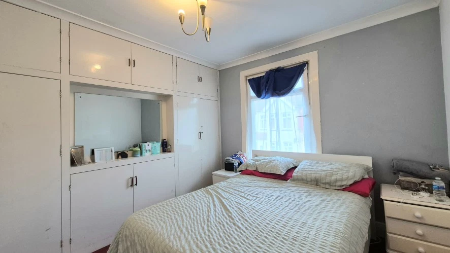 105 Harwoods Road, Watford, Hertfordshire WD18 7RL - image 9