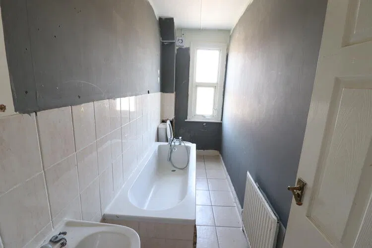 231 Desborough Road, High Wycombe, Buckinghamshire HP11 2QW - image 4
