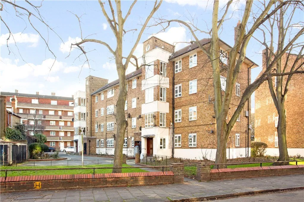 Normanton House, Oaklands Estate, London - image 1