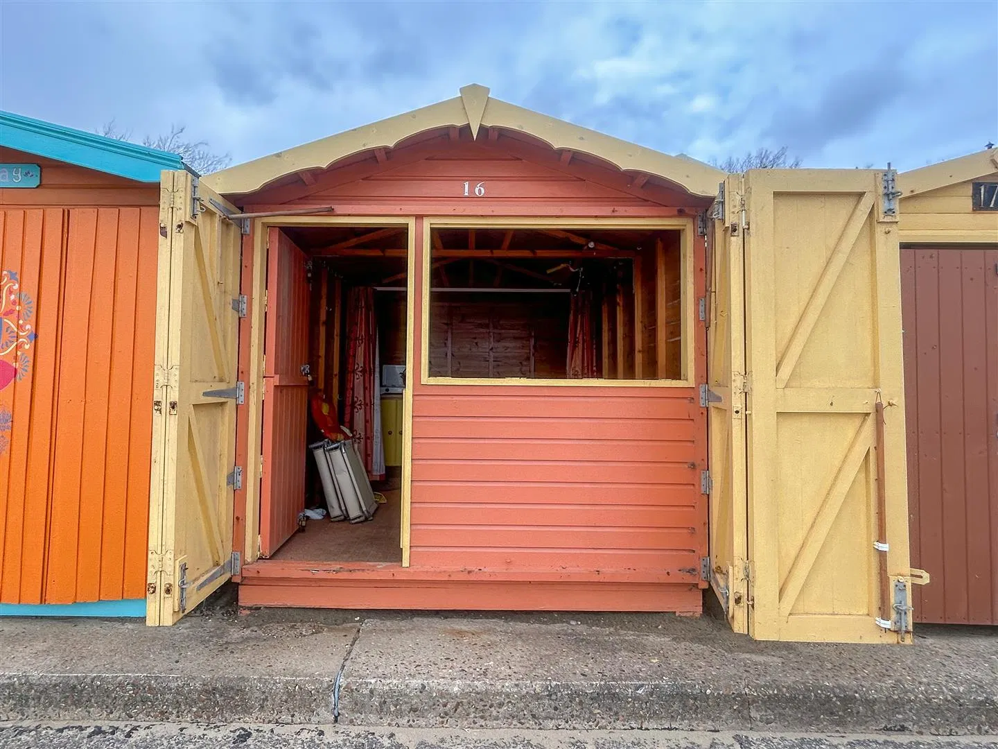 Beach Hut, Marine Parade East, Clacton-on-Sea, CO15 5AH - image 1