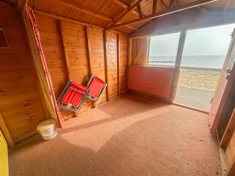 Beach Hut, Marine Parade East, Clacton-on-Sea, CO15 5AH - image 2