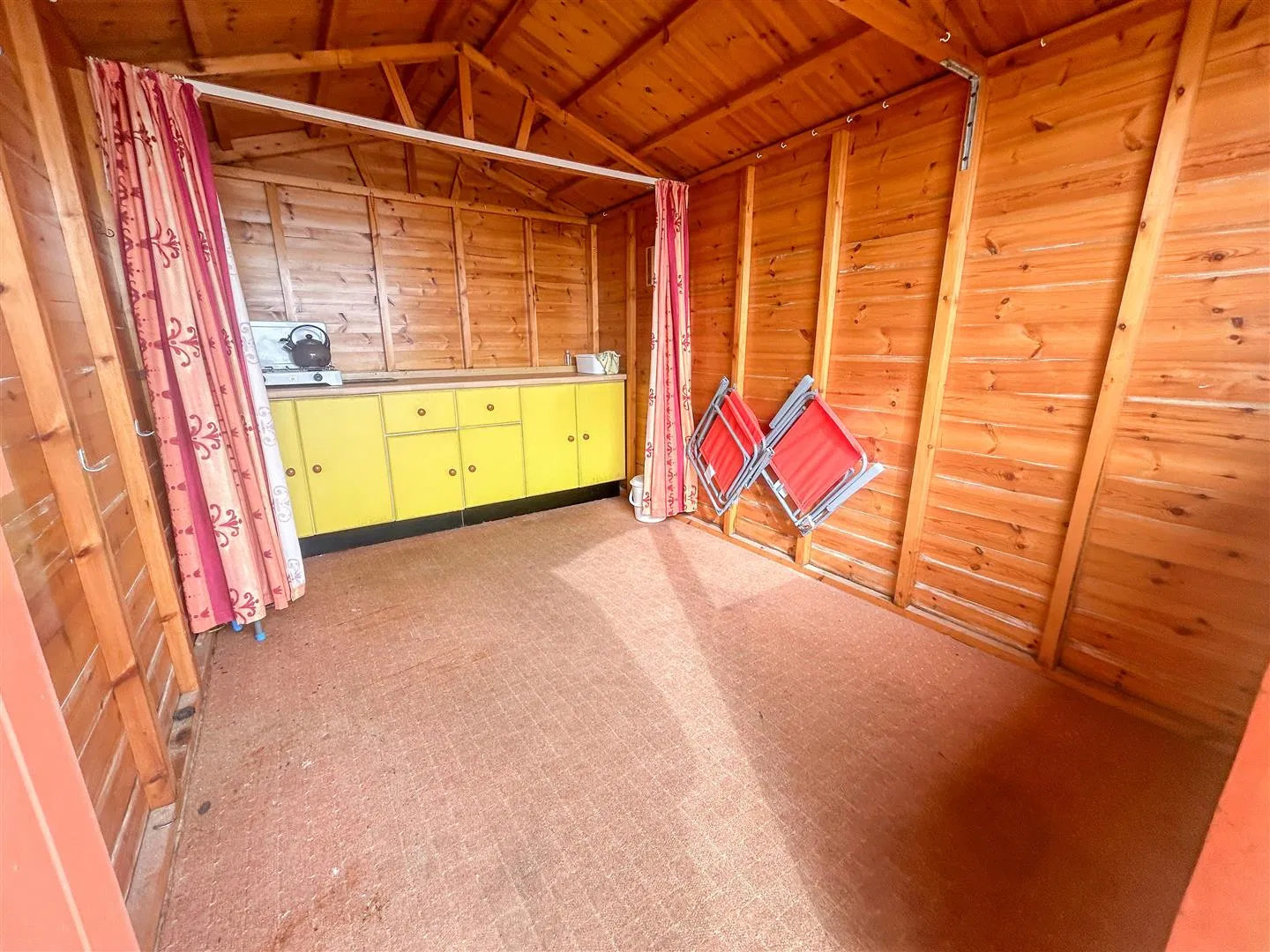 Beach Hut, Marine Parade East, Clacton-on-Sea, CO15 5AH - image 3