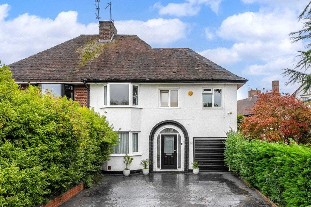 Oxbarn Avenue, Bradmore, Wolverhampton, West Midlands, WV3 - image 1