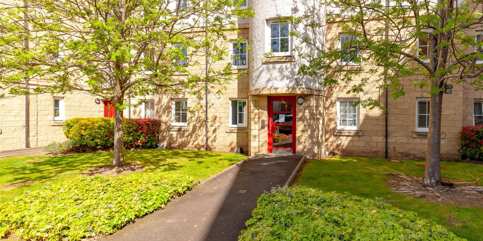 8/6 Giles Street, Edinburgh, EH6 6DA