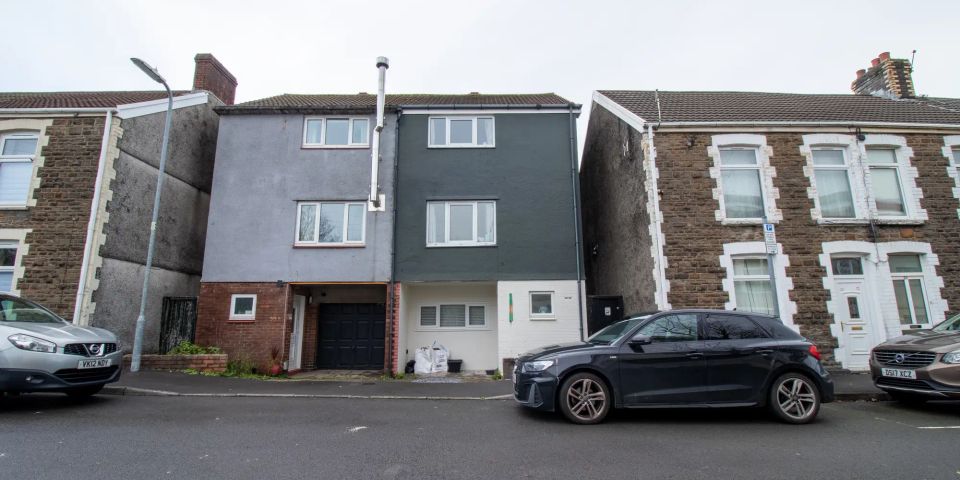 Farm Road, Neath, Wales, SA11 2TA